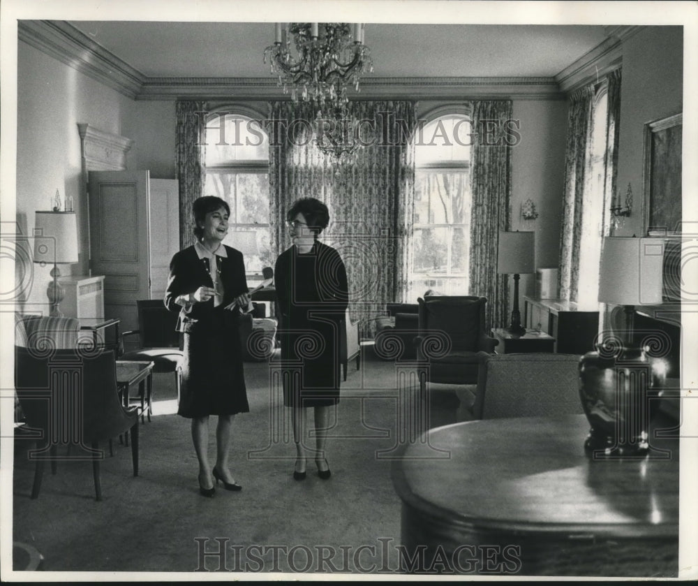 1966 Press Photo Mrs. Warren Knowles &amp; Mrs. John Reynolds in governor&#39;s mansion - Historic Images