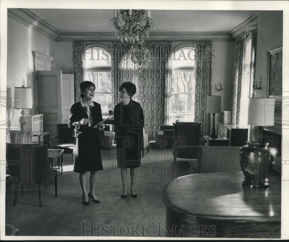 1966 Press Photo Mrs. Warren Knowles & Mrs. John Reynolds in governor's mansion - Historic Images