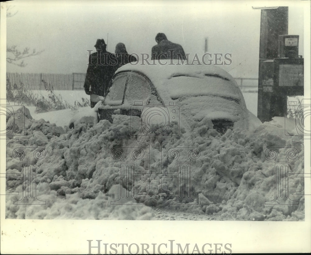 1965, Abandoned cars on major streets walled in by snow, Milwaukee - Historic Images