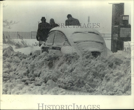 1965, Abandoned cars on major streets walled in by snow, Milwaukee - Historic Images