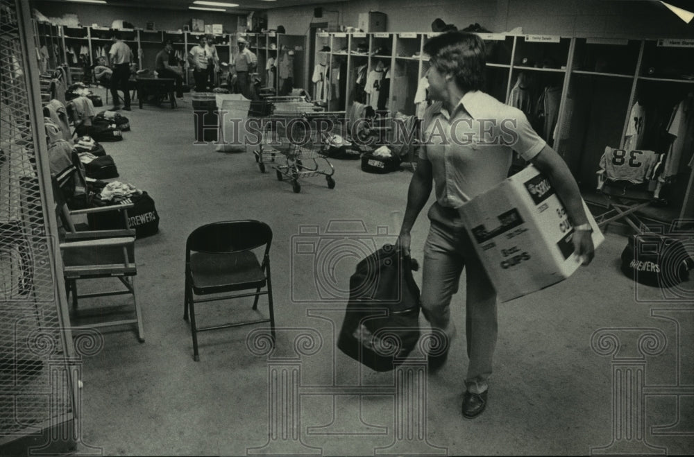 1985 Press Photo Pitcher Teddy Higher left Brewer&#39;s locker room Milwaukee - Historic Images