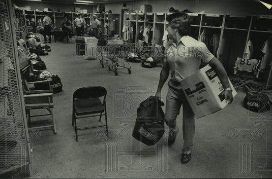 1985 Press Photo Pitcher Teddy Higher left Brewer's locker room Milwaukee - Historic Images