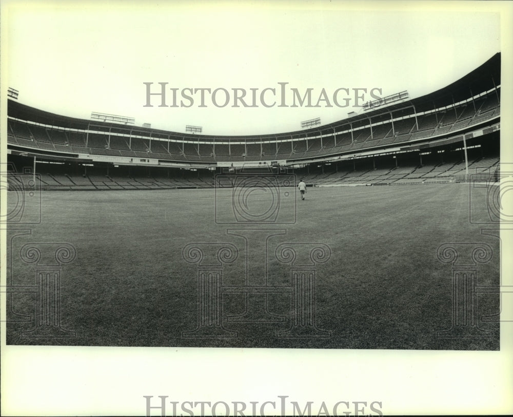 1981 Press Photo Groundskeeper walks on County Stadium baseball field- Historic Images