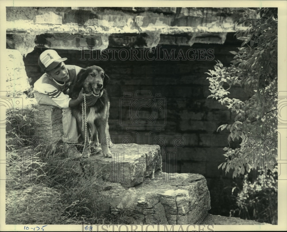 1983 Press Photo Robert Burgess, dog Ben, sit near train tracks - mjc11544 - Historic Images