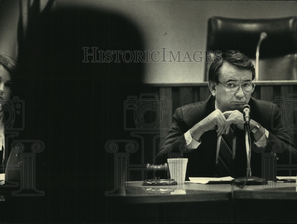 1987 Press Photo Governor Thompson Listens to Remarks Made at Hearing at School - Historic Images