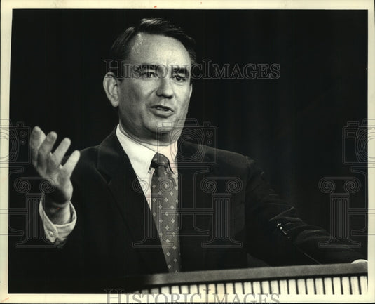 1990 Press Photo Governor Tommy G. Thompson during a Milwaukee debate - Historic Images