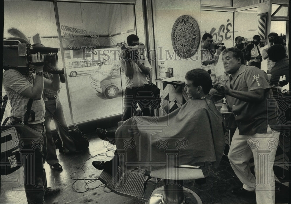 1986 Joseph Ortiz Cuts Tommy Thompson&#39;s Hair While Cameramen Record - Historic Images