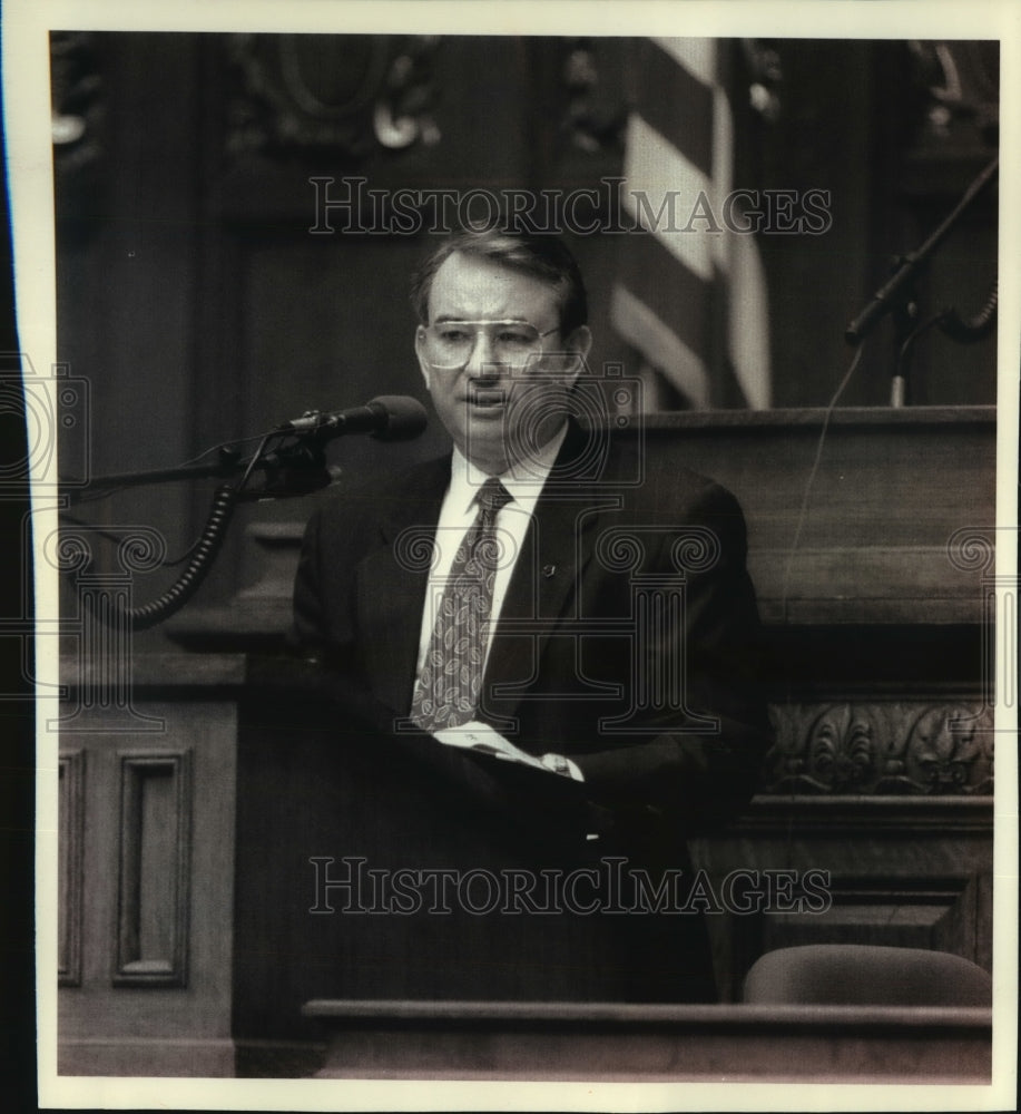 1993 Press Photo Tommy G. Thompson gives State of the State speech in Madison - Historic Images