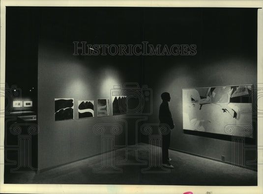 1986 Gallery visitors enjoy art at Posner Gallery, Milwaukee - Historic Images