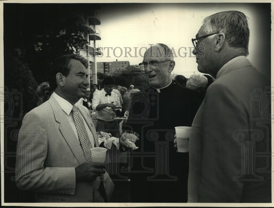 1978 Press Photo Governor Tommy G. Thompson chats with others at parade party - Historic Images