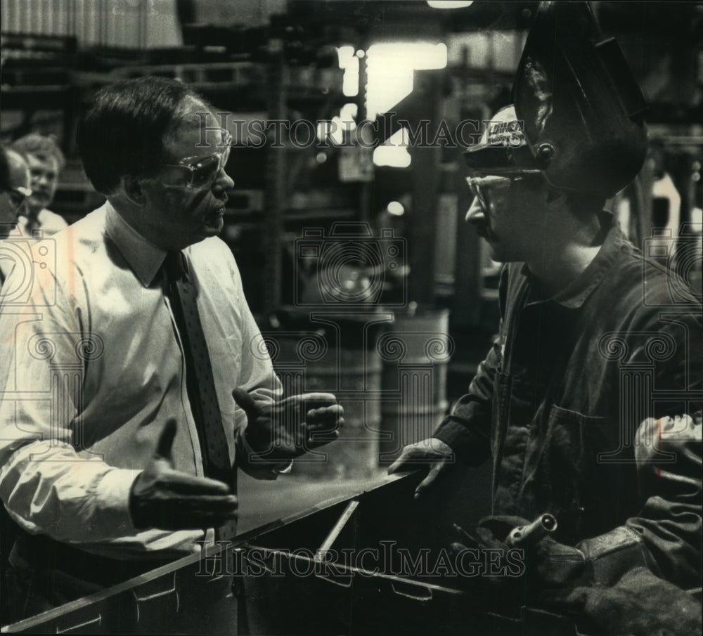 1992 Press Photo Sen. Bob Kasten chats with Trak International Co. welder - Historic Images