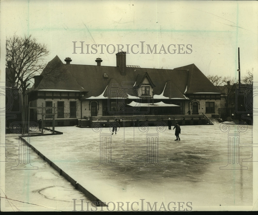 1939 Press Photo Ice skating at Town Club - mjc11639 - Historic Images