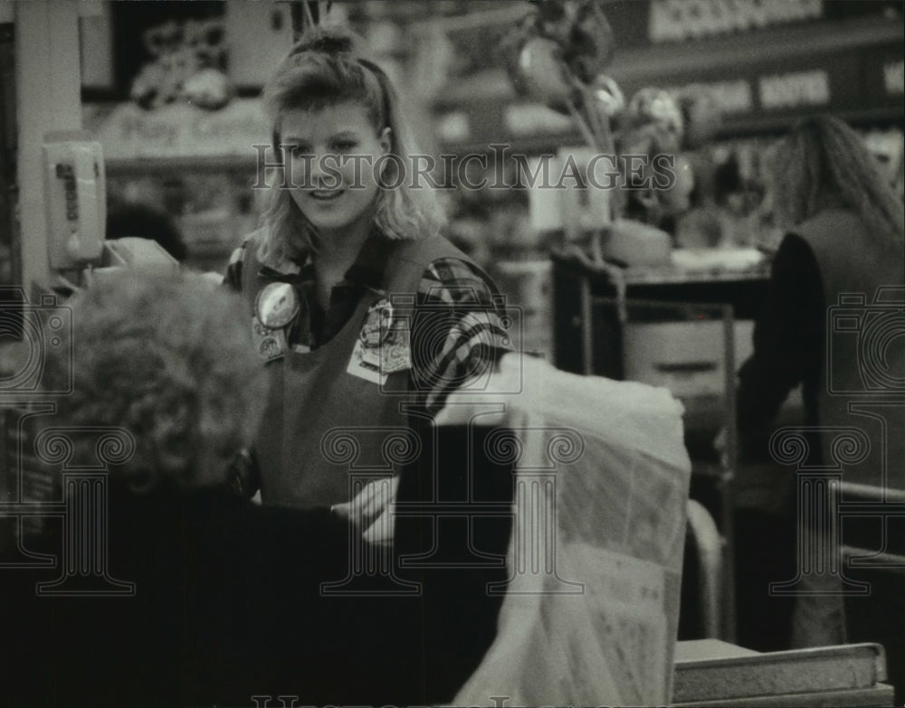 1994 Press Photo Clerk Valerie Oehler checks returns at Toys R Us in Brookfield - Historic Images