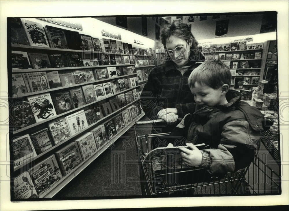 1993 Linda Myszewski, and son in Books R Us at Toys R Us, Brookfield - Historic Images