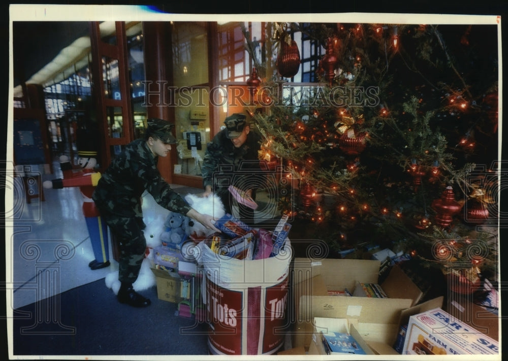 1993 Press Photo Marines pick up toys at Toys for Tots drop-off in Milwaukee - Historic Images