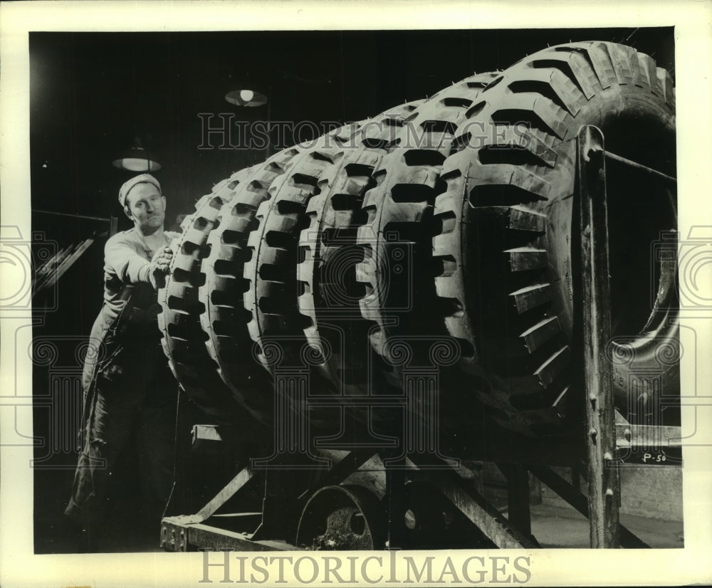 1942 Press Photo Employee operates tire manufacturing machinery - mjc11664 - Historic Images