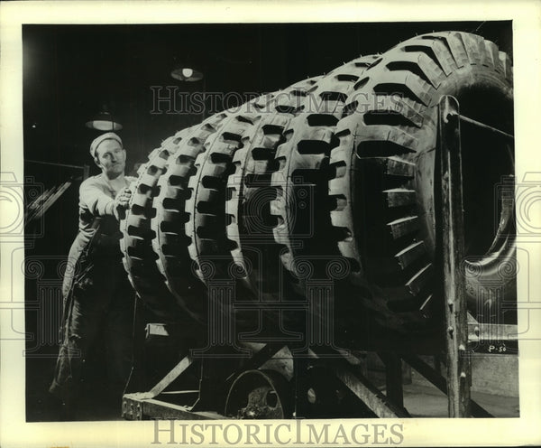 1942 Press Photo Employee operates tire manufacturing machinery - mjc1 ...