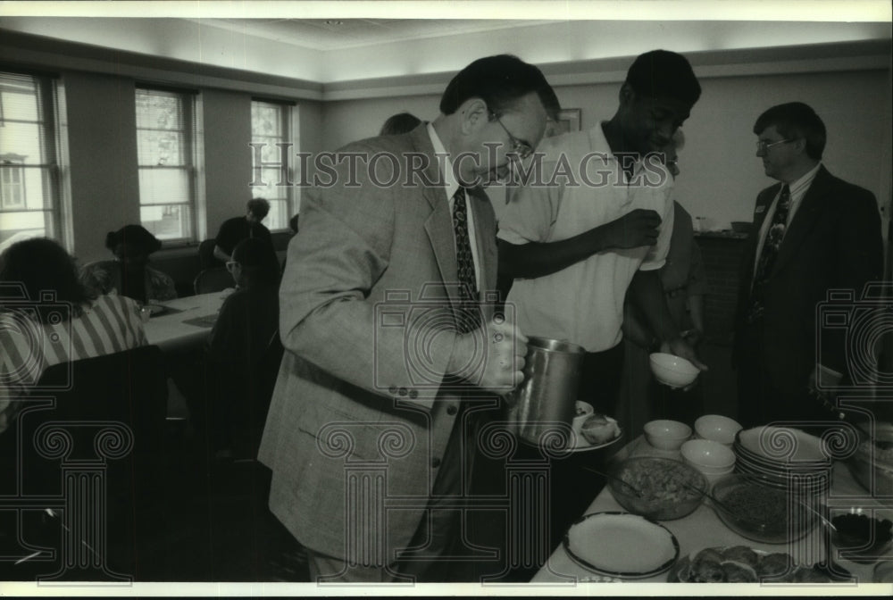 1993 Press Photo Governor Tommy Thompson at breakfast in Racine County - Historic Images