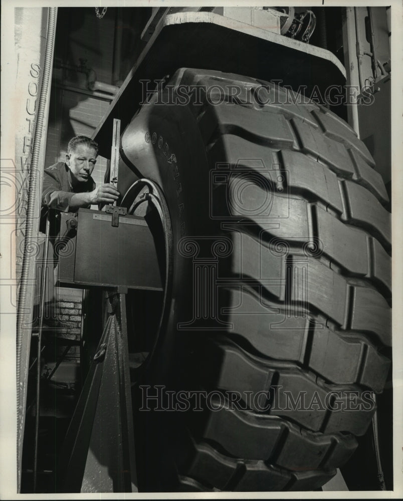 1968 Press Photo Steel-reinforced tire gets deflection test at Goodyear plant - Historic Images