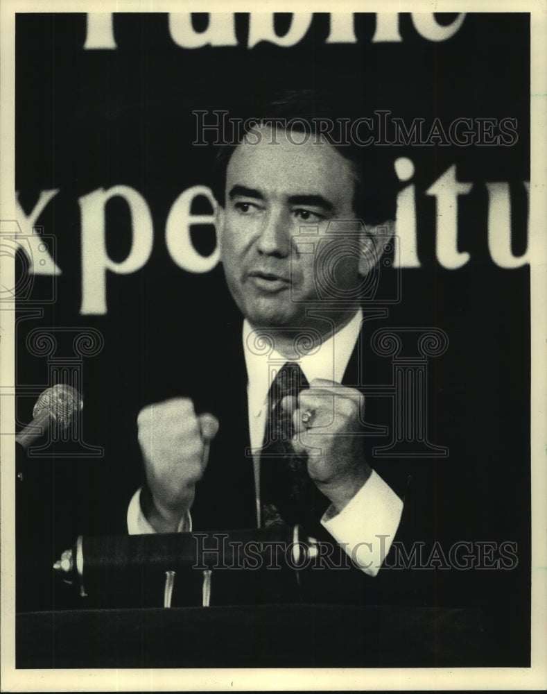 1986 Tommy Thompson squares off with Gov. Earl during their debate - Historic Images