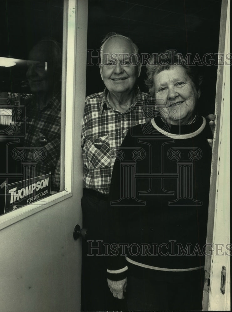 1986 Press Photo Tommy Thompson gets Elroy&#39;s Tilmar and Ellen Roalkvam&#39;s votes - Historic Images