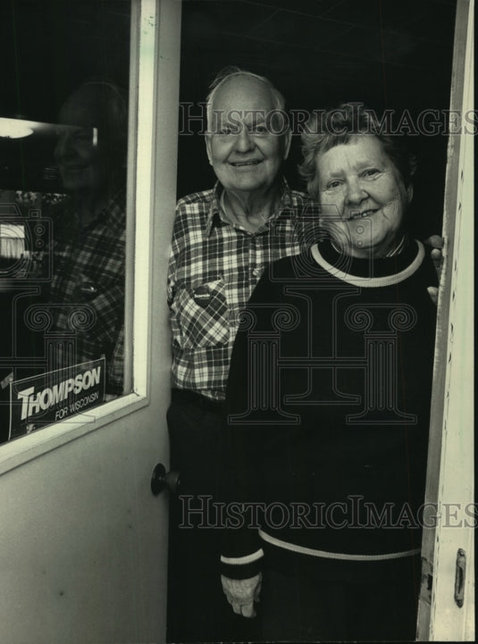 1986 Press Photo Tommy Thompson gets Elroy's Tilmar and Ellen Roalkvam's votes - Historic Images