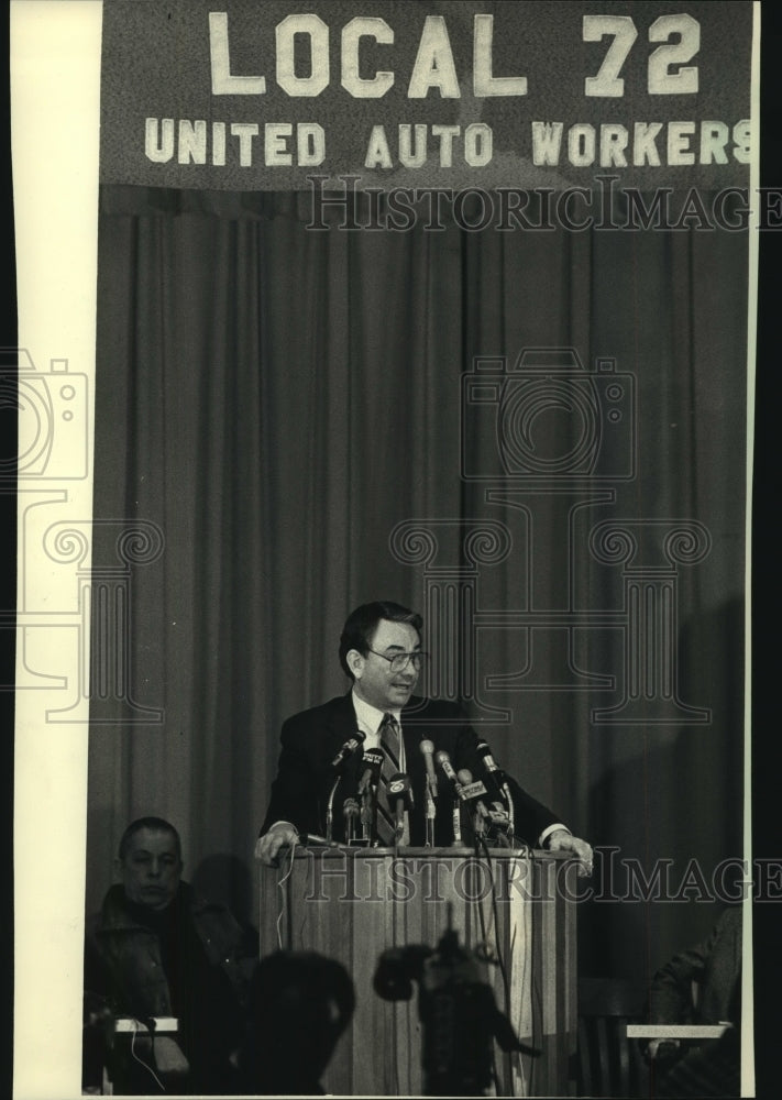 1988 Press Photo Union leader Rudy Kuzel listens to Governor Thompson - Historic Images