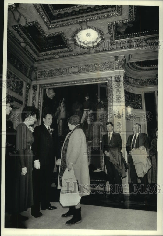 1991 Press Photo Gov. Tommy Thompson & wife Sue Ann, greet Inauguration guest - Historic Images