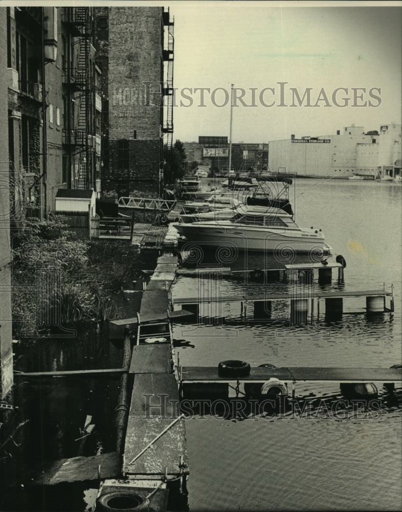 1986 Press Photo Milwaukee&#39;s Third Ward riverfront at East Buffalo Street - Historic Images