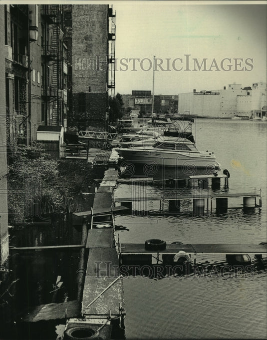 1986 Press Photo Milwaukee's Third Ward riverfront at East Buffalo Street - Historic Images