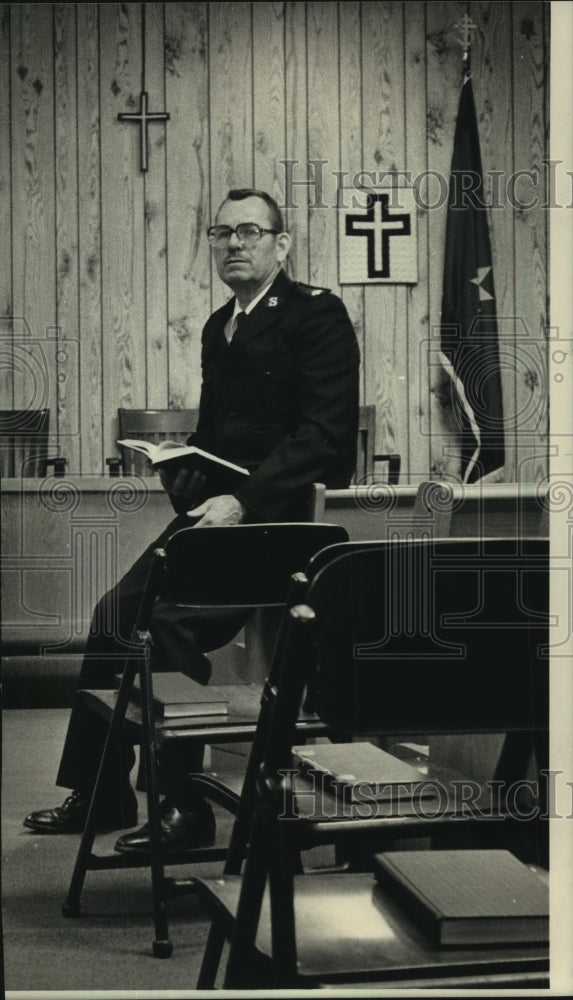 1986 Salvation Army Major Vernon Jewett sits in Third Ward chapel - Historic Images