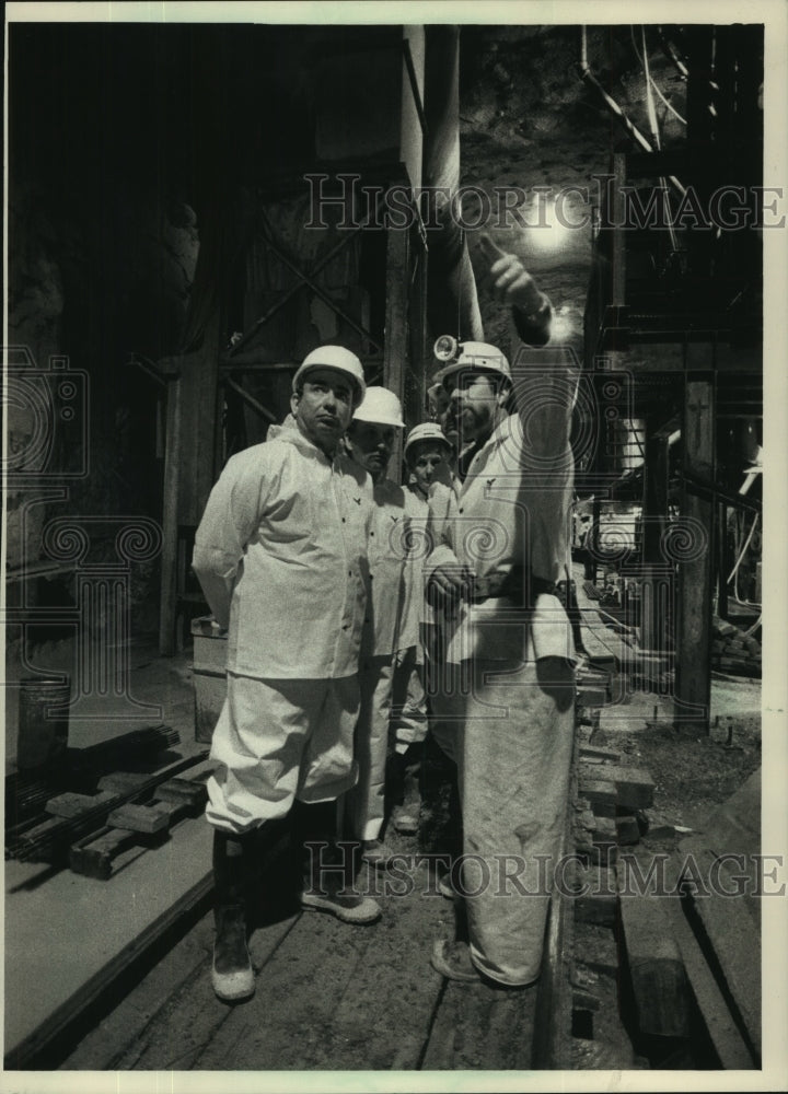 1988 Press Photo Milwaukee Governor Tommy Thompson tours the sewage tunnels - Historic Images