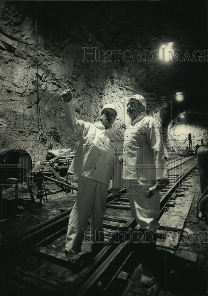 1988 Press Photo Milwaukee Governor Tommy Thompson tours city sewer tunnels - Historic Images