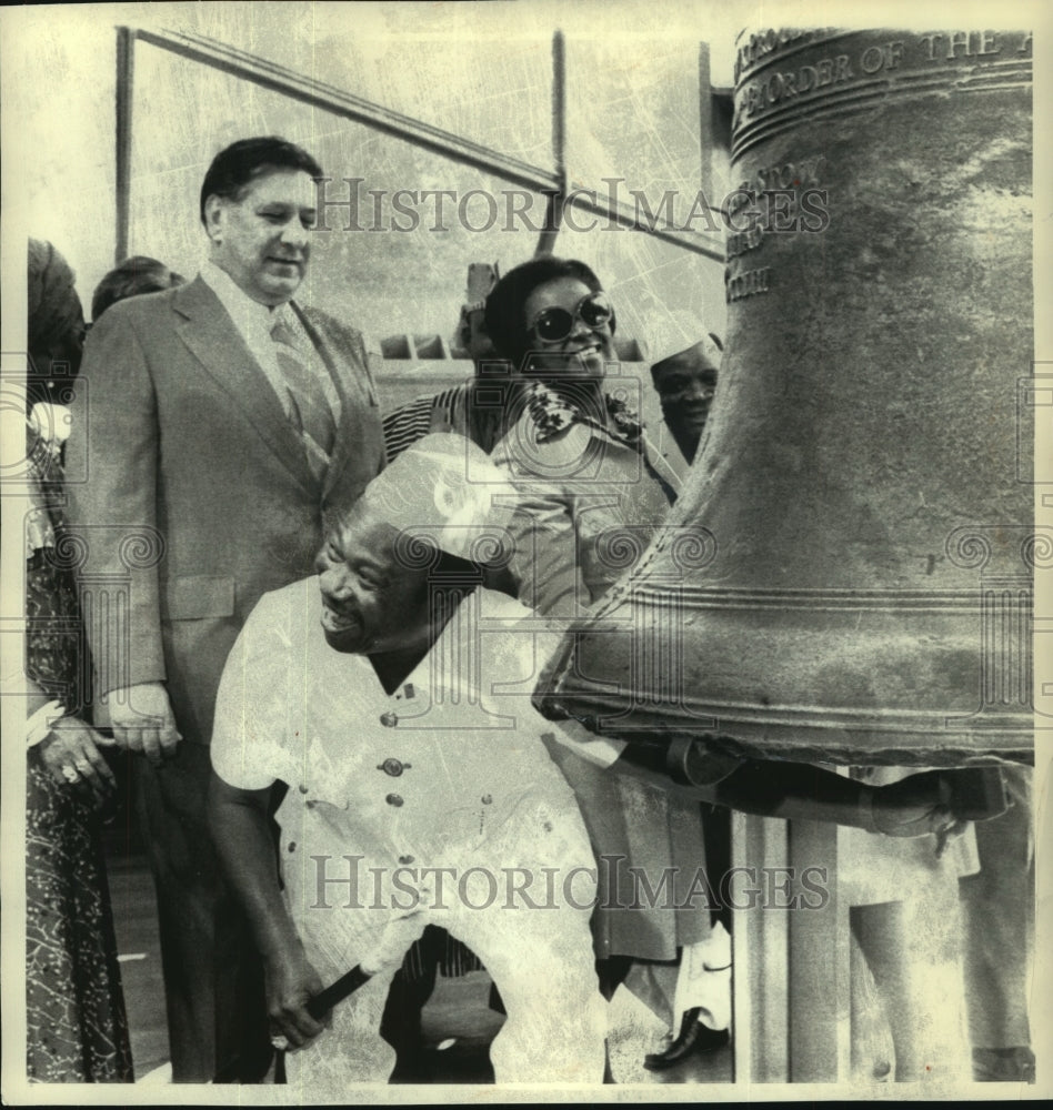 1976 Press Photo Liberian President William Tolbert touches liberty bell - Historic Images
