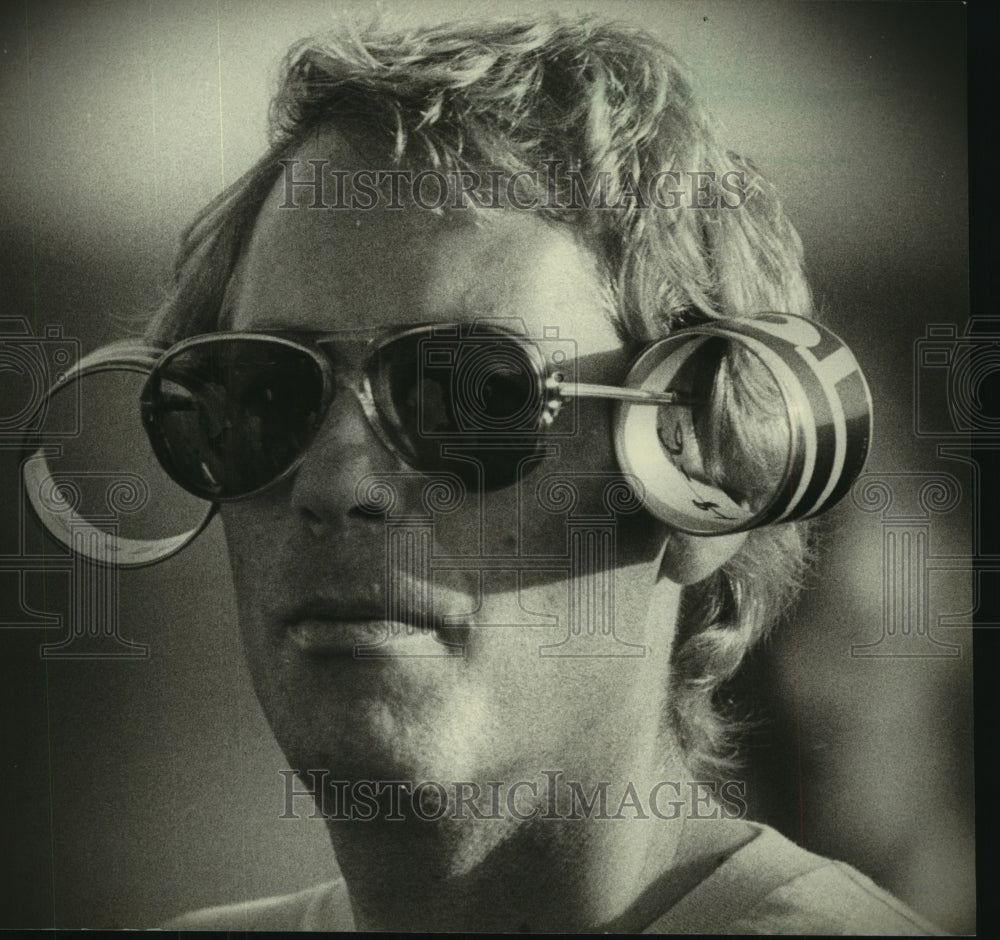 1981 Press Photo Tom Miller&#39;s glasses held the Toobees when he was not playing. - Historic Images