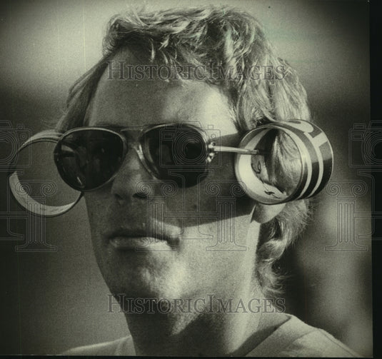 1981 Press Photo Tom Miller's glasses held the Toobees when he was not playing. - Historic Images