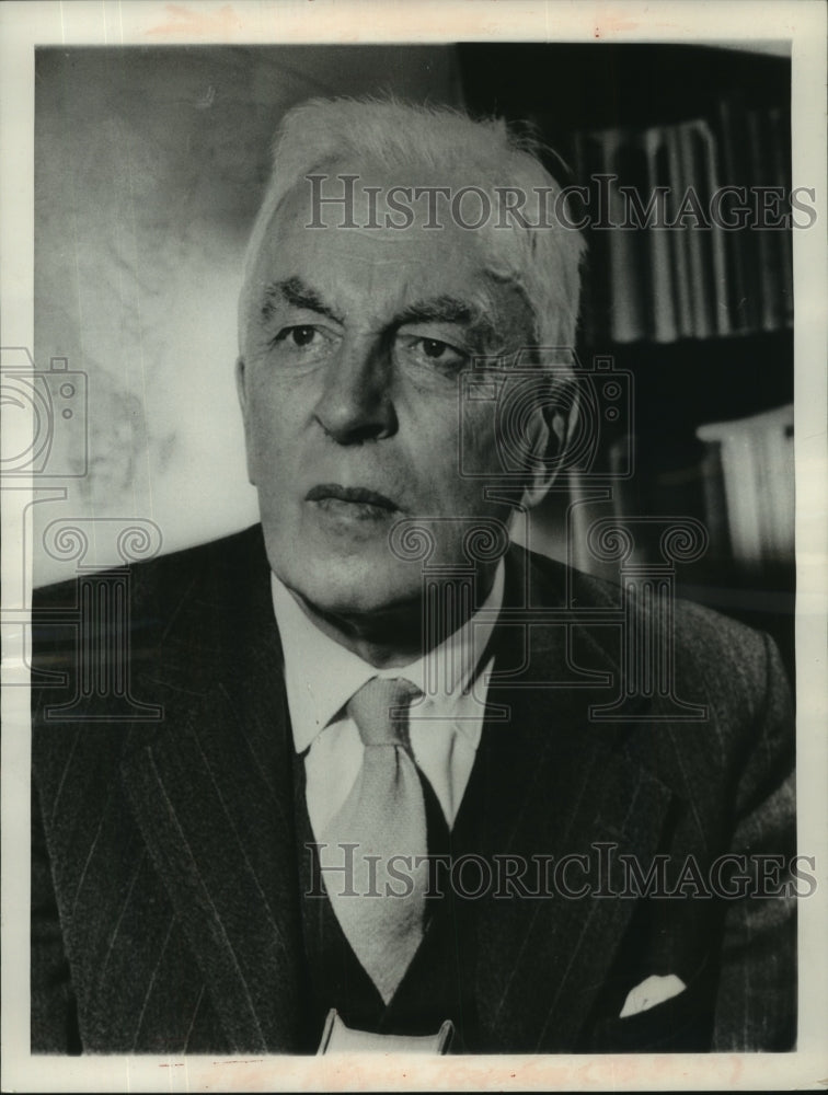 1961, British Historian Arnold J. Toynbee writes &quot;A Study of History&quot; - Historic Images