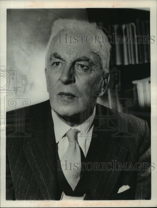 1961, British Historian Arnold J. Toynbee writes "A Study of History" - Historic Images