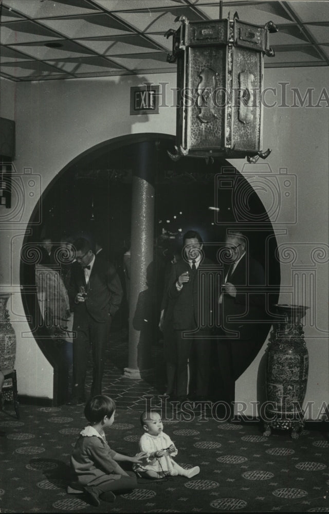 1974 Press Photo Patrons waiting for their tables at Milwaukee&#39;s Toy Restaurant-Historic Images