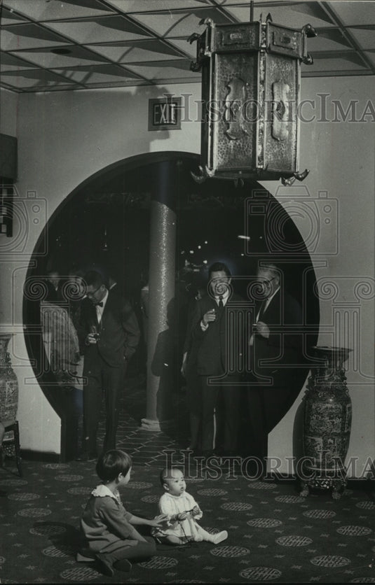1974 Press Photo Patrons waiting for their tables at Milwaukee's Toy Restaurant-Historic Images