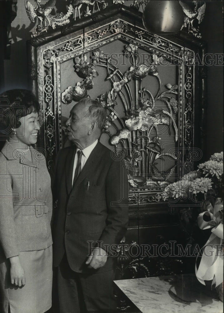 1974 Press Photo A couple enjoying their visit to Milwaukee&#39;s Toy Restaurant-Historic Images