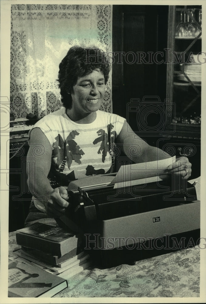 Press Photo Gail Toerpe writes on a typewriter at her dining room table - Historic Images