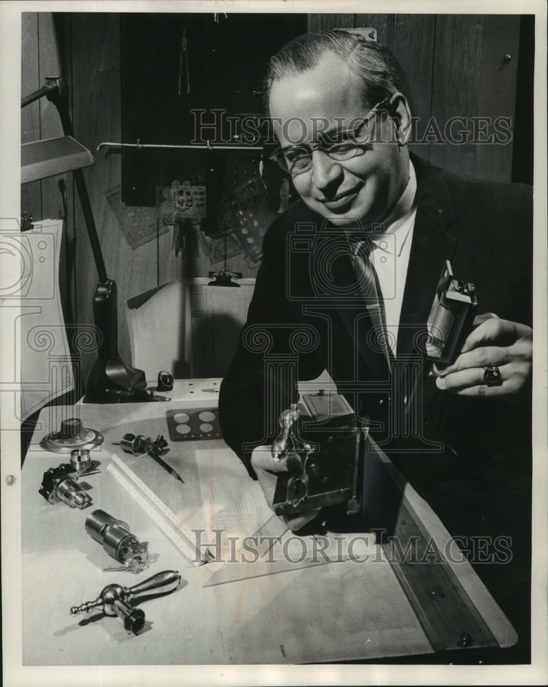 1982 Press Photo The old and the new in locks were compared by Edwin F. Toepfer, - Historic Images
