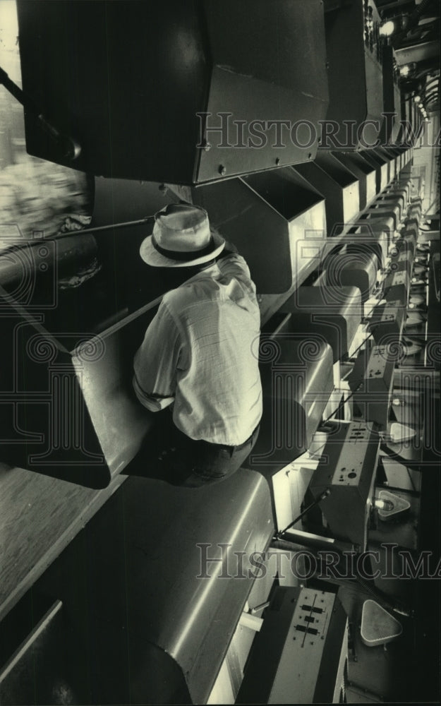 1986 Press Photo Dewey Blackman at tobacco sorting machine, North Carolina - Historic Images