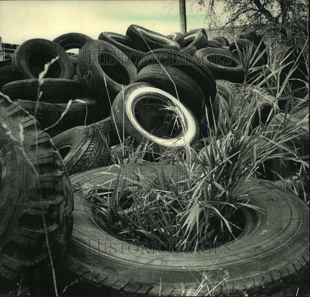 1986 Press Photo Old tires dumped to be recycled in China used to sole shoes. - Historic Images