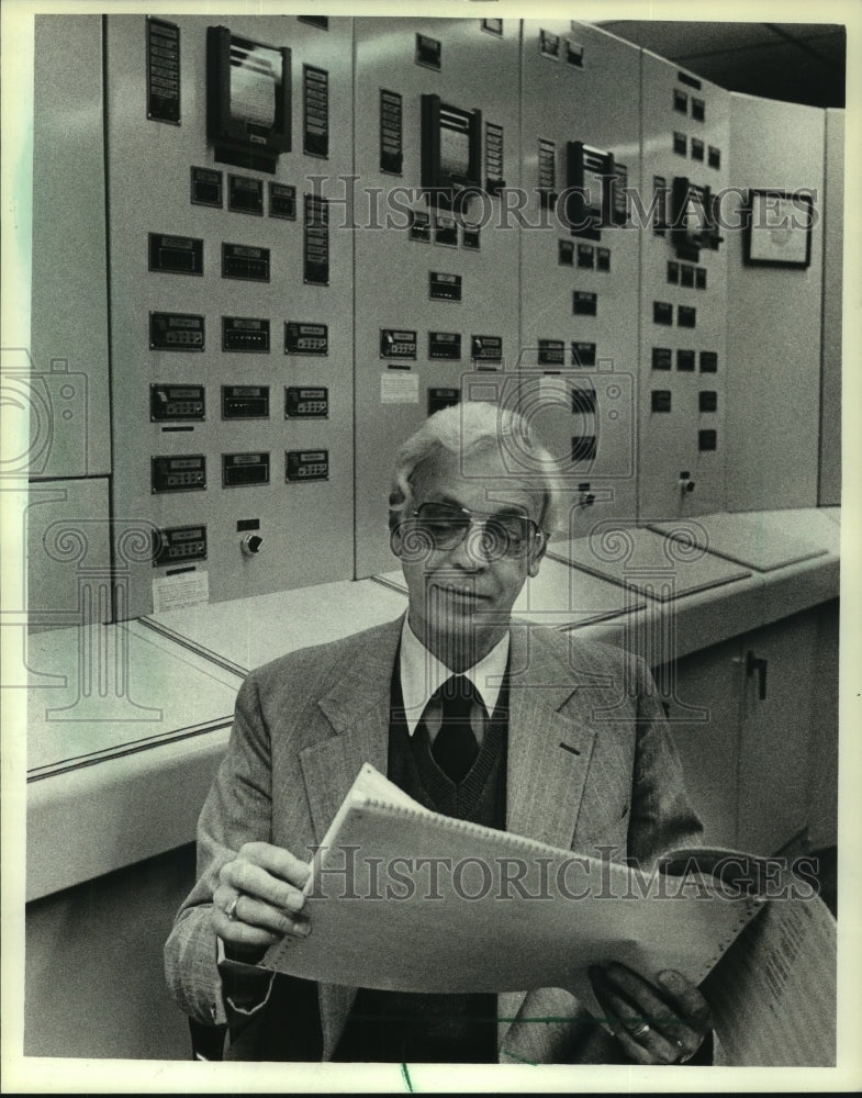 1983 Press Photo Vern Tollefsrud, superintendent in St. Louis Park, Minnesota - Historic Images