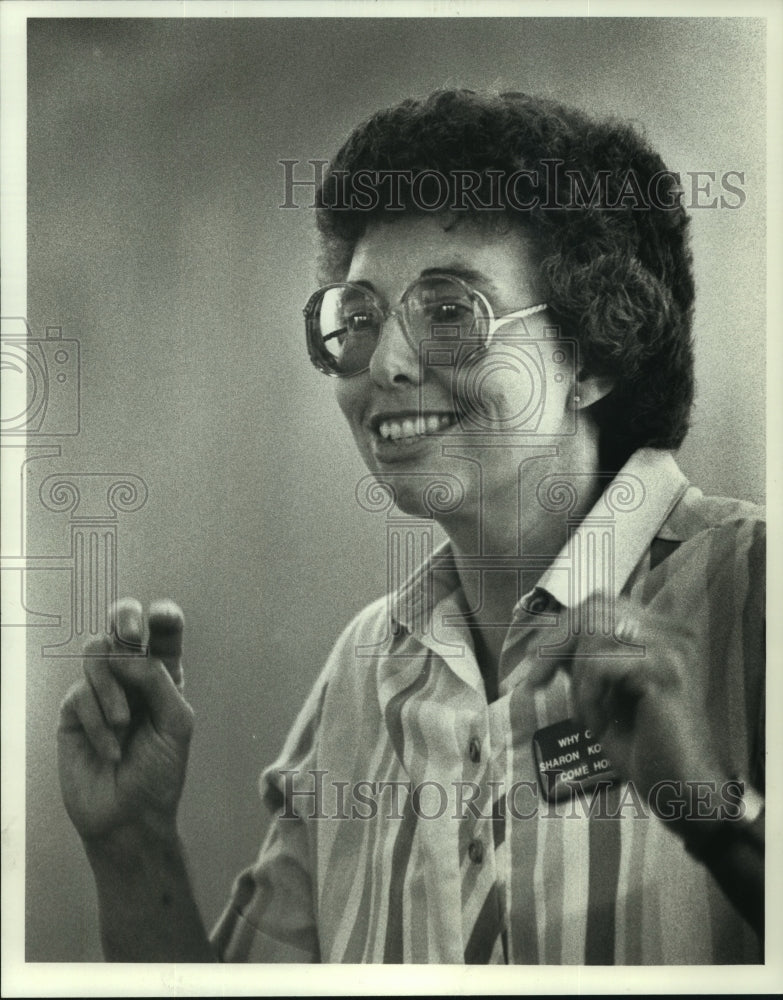 1989 Karen Thompson of Minnesota, talks of rights of Sharon Thompson - Historic Images