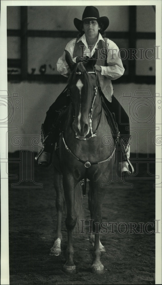 1990 Press Photo Carol Timmerman riding her horse, Milwaukee, Wisconsin - Historic Images