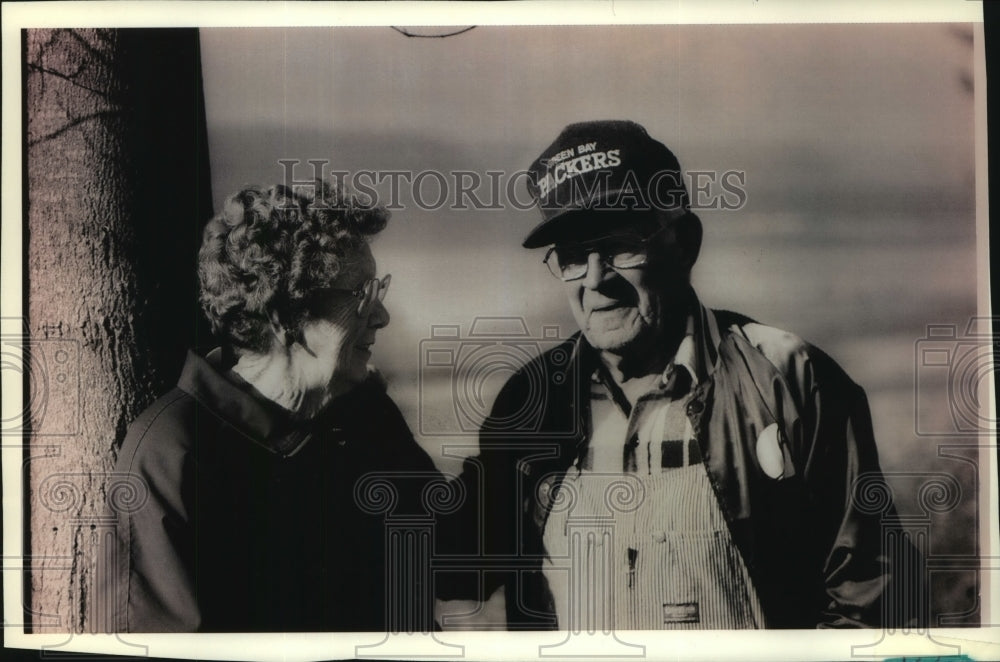 1993 Press Photo Alice and Alfred Mikkelson, Tobacco Planters in Wisconsin - Historic Images