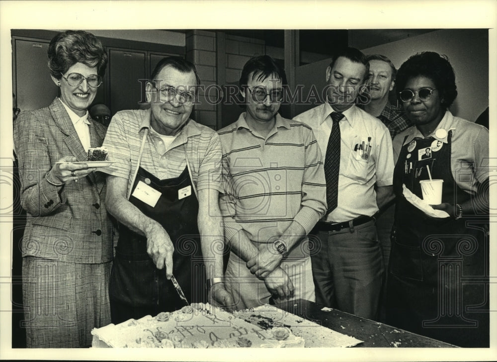 1988 Milwaukee Journal Sentinel Employee at His Retirement Party - Historic Images